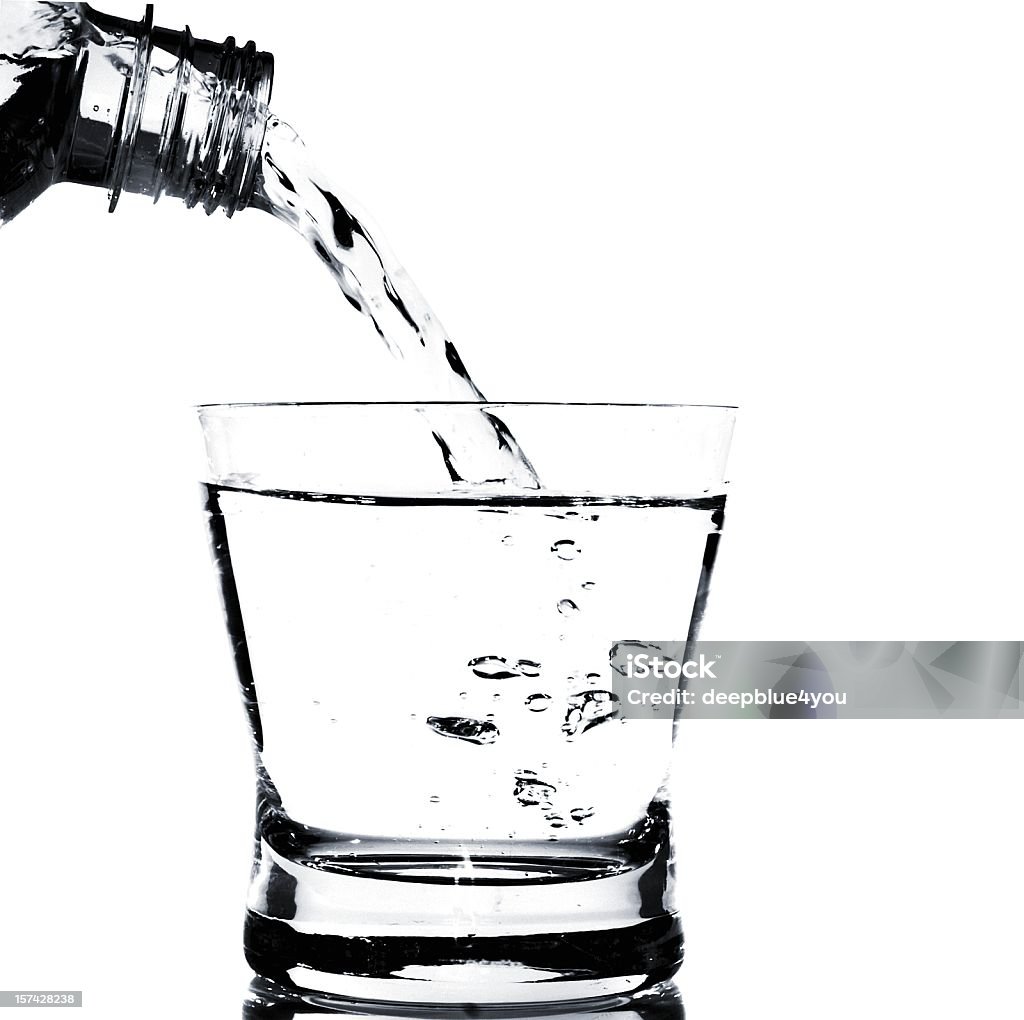 Vertiendo agua en un vaso sobre blanco - Foto de stock de Agua carbonatada libre de derechos