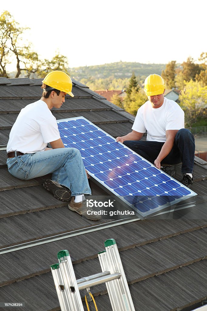 Solar instaladores en casa - Foto de stock de Panel Solar libre de derechos