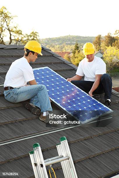 Solar Instaladores En Casa Foto de stock y más banco de imágenes de Panel Solar - Panel Solar, Energía solar, Central eléctrica solar