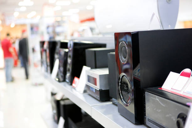 haut-parleurs dans un magasin d'électroménager - audio electronics photos et images de collection