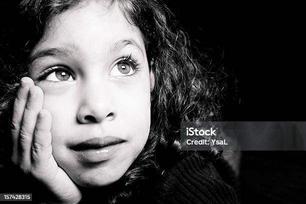 Kleines Mädchen Porträt Stockfoto und mehr Bilder von 2-3 Jahre - 2-3 Jahre, Betrachtung, Blick nach oben