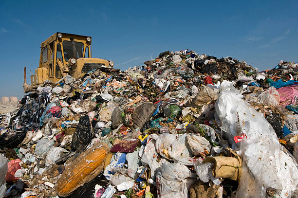 montaña de la basura - garbage dump fotografías e imágenes de stock