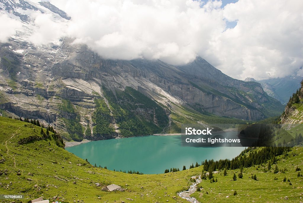 Lago Oeschinensee - Foto stock royalty-free di Lago Oeschinensee