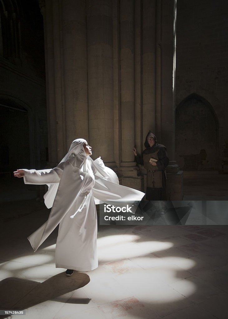 Religieuse de spinning de soleil depuis la fenêtre de la cathédrale, moine devant. - Photo de Adulte libre de droits