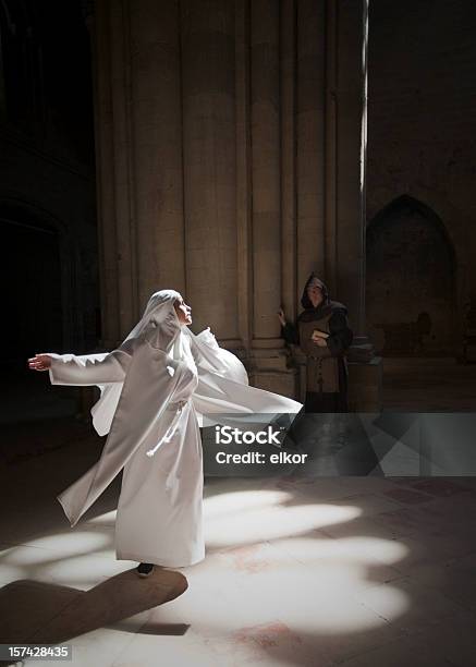 Freira Fiação Na Luz Solar Da Catedral Janela Monge Ver - Fotografias de stock e mais imagens de Adulto