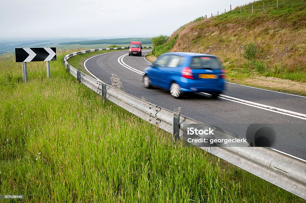 Auto passa su un angolo - Foto stock royalty-free di Automobile