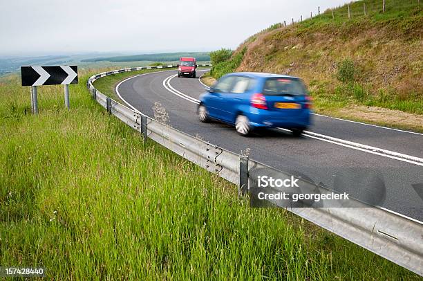 Auto Passa Su Un Angolo - Fotografie stock e altre immagini di Automobile - Automobile, Strada, Regno Unito