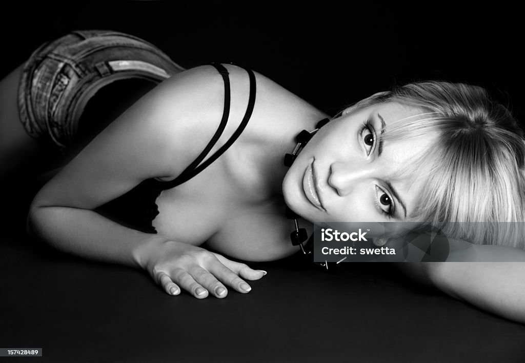 Красивая девочка на полу - Стоковые фото Чувственность роялти-фри