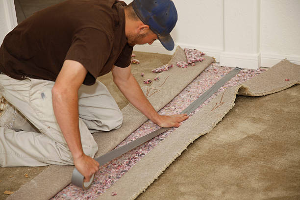 mann, die installation neuer teppich - carpet installation stock-fotos und bilder