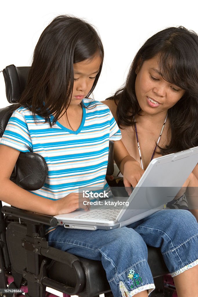 Mãe e filha usando laptop - Foto de stock de Cadeira de rodas - Equipamento Ortopédico royalty-free