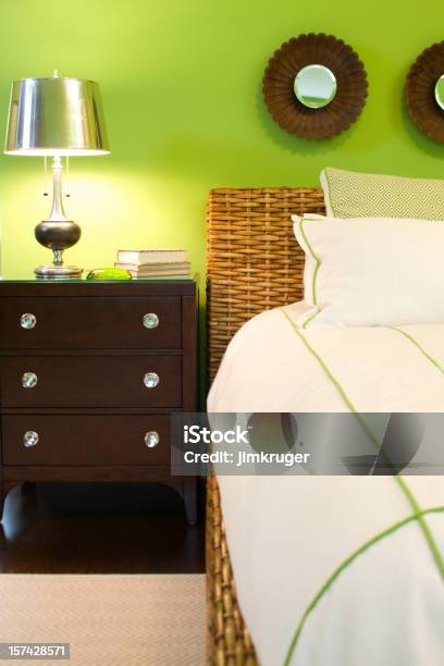 Bunte Moderne Bett Und Nachttisch In Neues Zuhause Stockfoto und mehr Bilder von Grün