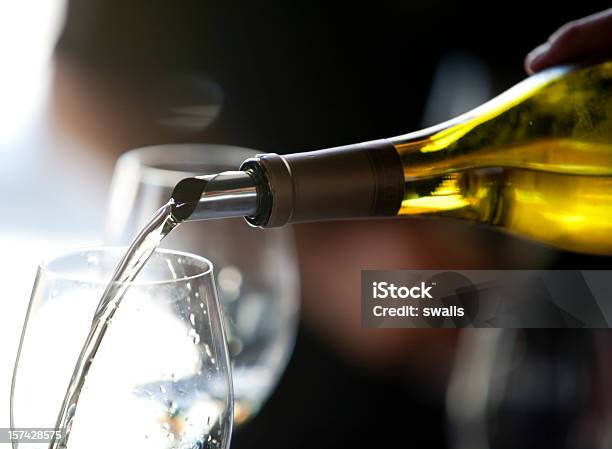 Вино Налить — стоковые фотографии и другие картинки Бар - питейное заведение - Бар - питейное заведение, Барная стойка, Белое вино