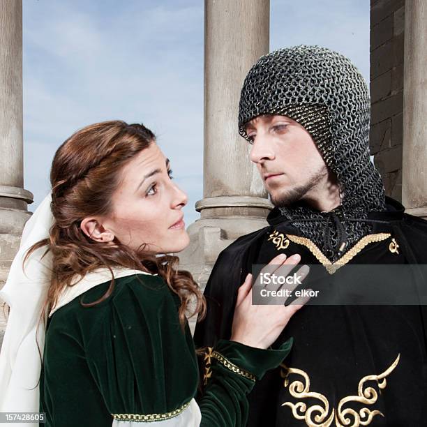 Foto de Despedida Fada Casal Em Trajes Medieval e mais fotos de stock de Mulheres - Mulheres, Cavaleiro - Papel Humano, Homens