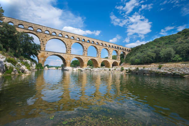 ponte gard - aqueduct roman ancient rome pont du gard - fotografias e filmes do acervo