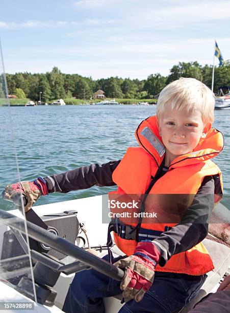 Stolze Kapitän Des Boots Stockholmarchipel Stockfoto und mehr Bilder von Bootskapitän - Bootskapitän, Schweden, 4-5 Jahre