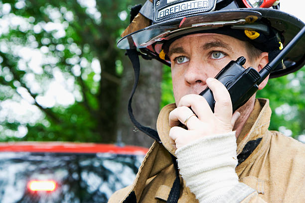 fireman'parler sur radio - walkie talkie photos et images de collection