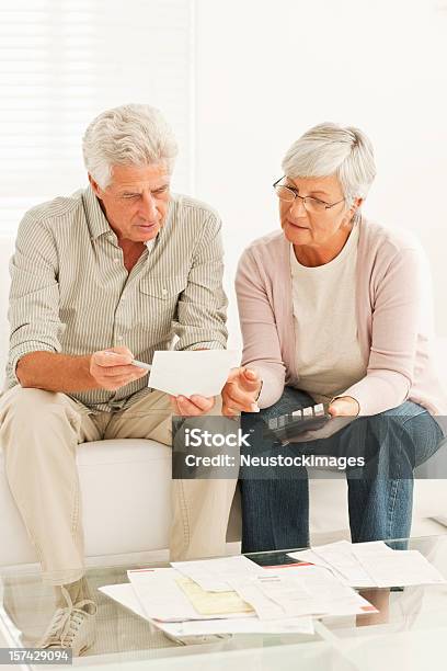 年配のカップルの予算について説明します - 家計のストックフォトや画像を多数ご用意 - 家計, 請求書, 書類