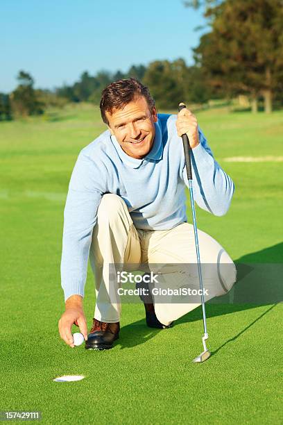 Foto de Feliz Bonito Golfista Durante Um Jogo De Golfe e mais fotos de stock de 40-44 anos - 40-44 anos, 40-49 anos, Adulto