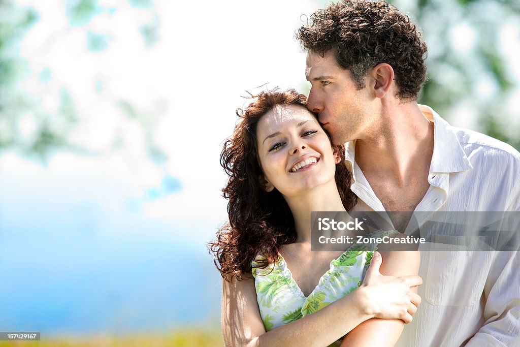 Молодая красивая пара в любви на открытом воздухе - Стоковые фото Благополучие роялти-фри