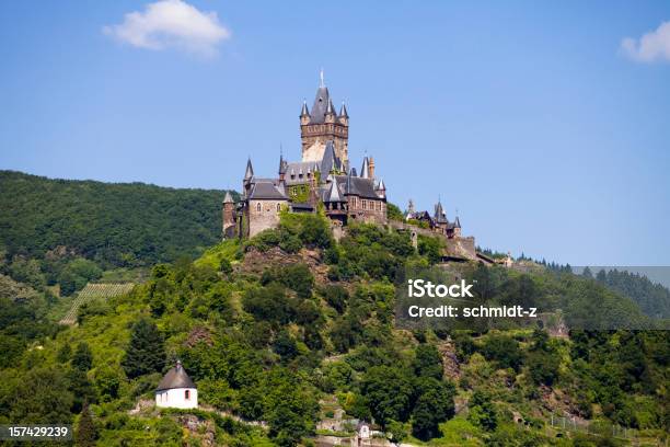 Reichsburg Cochem En El Valle Del Mosel Foto de stock y más banco de imágenes de Castillo - Estructura de edificio - Castillo - Estructura de edificio, Cochem, Castillo de Reichsburg