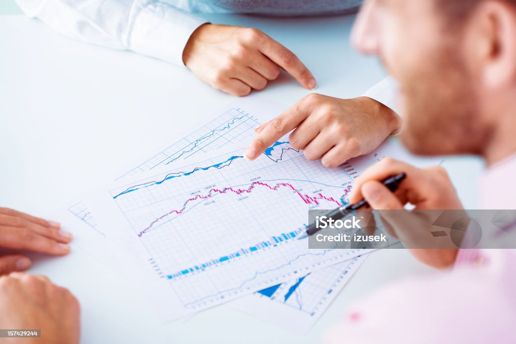 Equipe de negócios, analisando gráficos juntos - Foto de stock de 25-30 Anos royalty-free