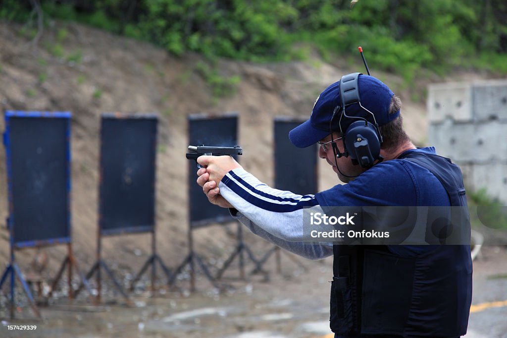 Man schießen 9 mm-Pistole Shooting Range - Lizenzfrei 25-29 Jahre Stock-Foto