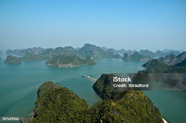 Foto de Baía De Halong No Vietnã e mais fotos de stock de Terreno Extremo - Terreno Extremo, Vietnã, Vista Aérea