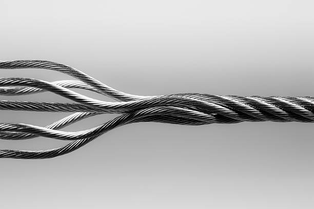 cable metálico. steeltwisted concepto abstracto de resistencia de cable de conexión - macrofotografía fotos fotografías e imágenes de stock