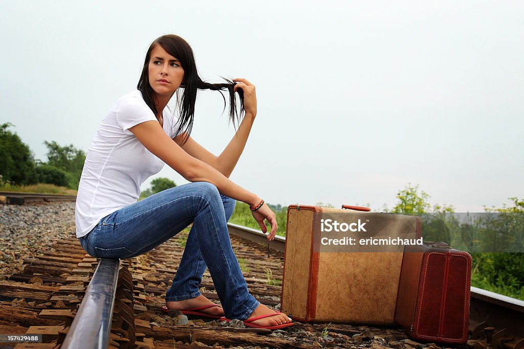 Junge Frau wartet auf den Zug - Lizenzfrei 20-24 Jahre Stock-Foto