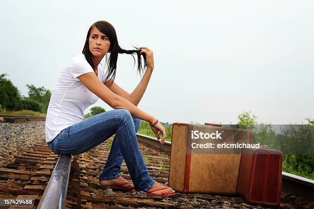 Giovane Donna In Attesa Del Treno - Fotografie stock e altre immagini di 20-24 anni - 20-24 anni, Abbigliamento casual, Adolescente