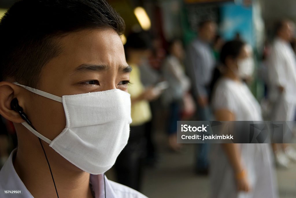 Jovem rapaz asiático usando uma máscara de protecção contra a gripe - Royalty-free Gripe suína Foto de stock