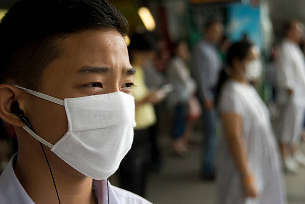 jovem asiática menino usando uma máscara de proteção contra a gripe - flu virus cold and flu swine flu epidemic - fotografias e filmes do acervo