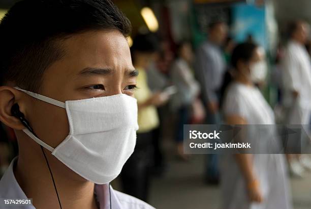 Jovem Rapaz Asiático Usando Uma Máscara De Protecção Contra A Gripe - Fotografias de stock e mais imagens de Gripe suína