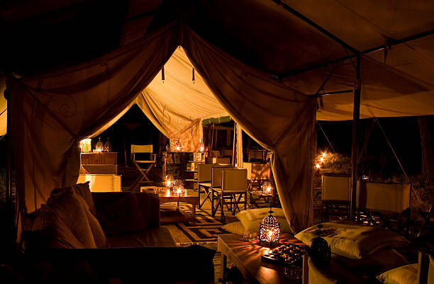 палаточные safari лагерь ночью - canvass стоковые фото и изображения