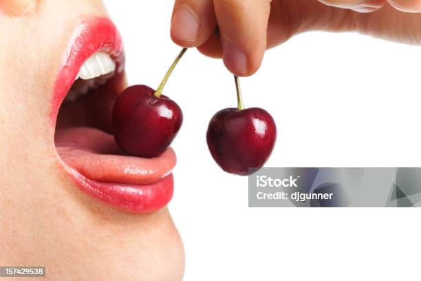 Chica Comiendo Cerezas Foto de stock y más banco de imágenes de Sensualidad - Sensualidad, Símbolo sexual, Sacar la lengua