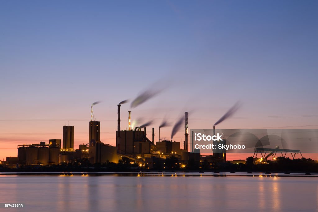 Paper Mill al atardecer - Foto de stock de Fábrica de papel libre de derechos