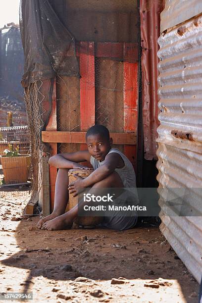 Menino Africano Fora Da Sua Barraca - Fotografias de stock e mais imagens de Ao Ar Livre - Ao Ar Livre, Barraca, Bateria - Instrumento de Percussão