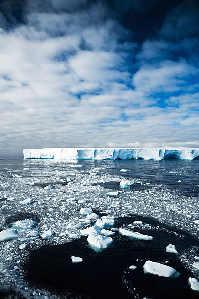 riserva naturale di ghiaccio a tempo indeterminato antartico - rough antarctica wintry landscape south pole foto e immagini stock
