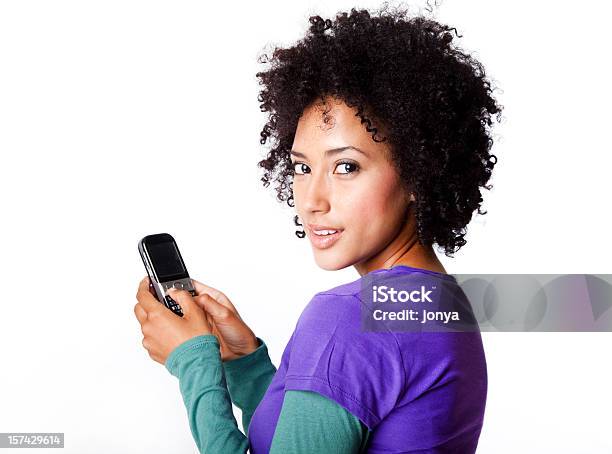 Jovem Mulher Com Cabelo Encaracolado Enviar Mensagens De Texto - Fotografias de stock e mais imagens de 20-24 Anos