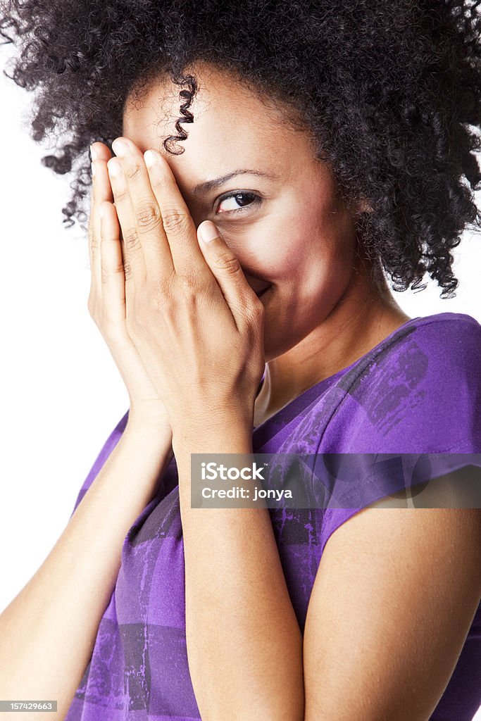 Hübsche Junge Frau mit lockigem Haar, Verstecken Gesicht mit den Fingern - Lizenzfrei Frauen Stock-Foto