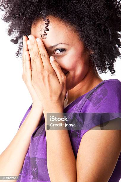 Довольно Молодая Женщина С Волнистые Волосы Скрывая Лицо За Пальцами — стоковые фотографии и другие картинки Женщины