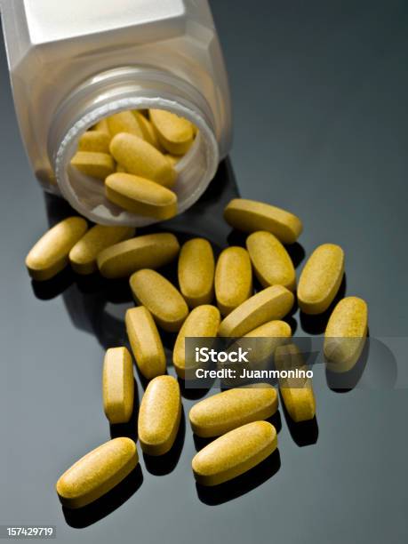 Pila Di Orange Pillole Di Cadere Fuori Di Una Punta In Bottiglia - Fotografie stock e altre immagini di Vitamina B-3