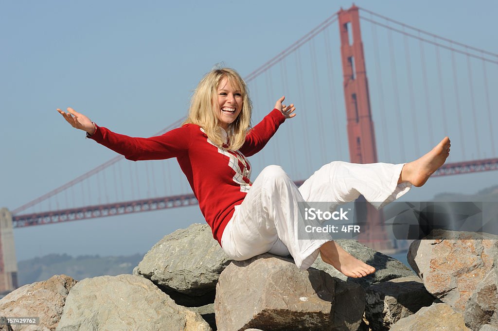 Blondes Mädchen mit Spaß vor der Golden Gate Bridge - Lizenzfrei San Francisco Stock-Foto