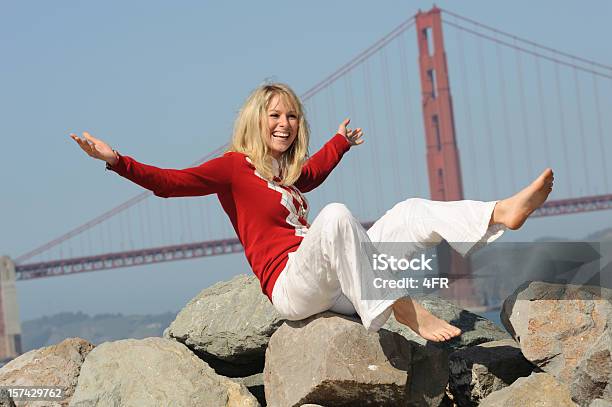Blondes Mädchen Mit Spaß Vor Der Golden Gate Bridge Stockfoto und mehr Bilder von San Francisco