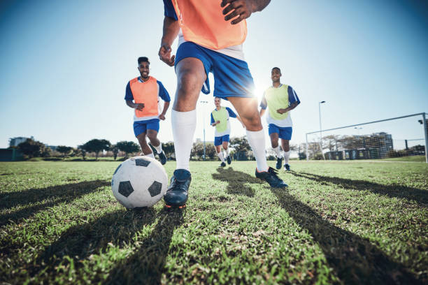 calcio, uomini ed esercizio fisico con azione, campo e benessere con obiettivo di allenamento, fitness e competizione. giocatori maschi, ragazzi e atleti con una sfida, calcio e sport con energia e allenamento - action adult adults only ball foto e immagini stock