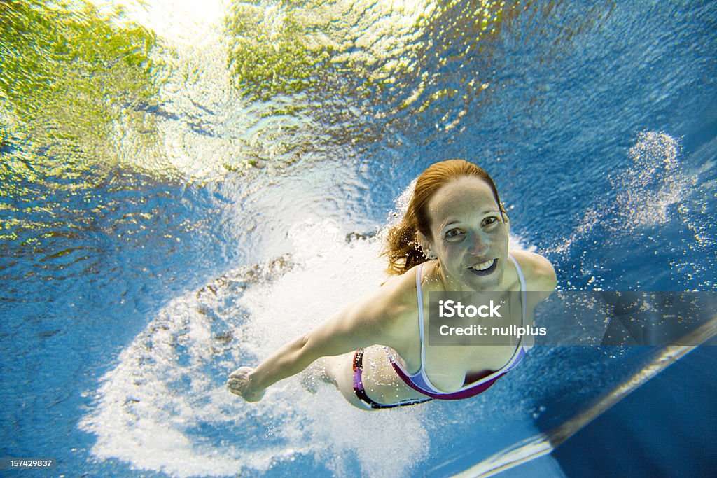 Unterwasser-Ansicht von einer jungen Frau springen in das Wasser - Lizenzfrei Aktivitäten und Sport Stock-Foto