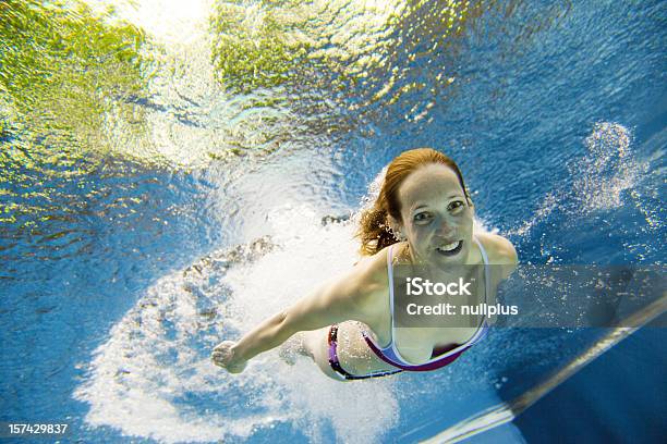 Vista Submarina De Una Mujer Joven Saltar Al Agua Foto de stock y más banco de imágenes de 20 a 29 años - 20 a 29 años, Actividad, Actividades y técnicas de relajación