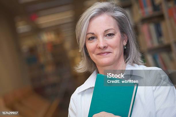 Mujer En La Biblioteca Serie Xxl Foto de stock y más banco de imágenes de Comienzo del año escolar - Comienzo del año escolar, Estudiante de educación superior, Felicidad