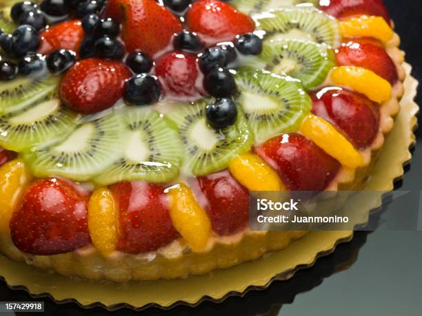 Primo Piano Di Torta Alla Crema Di Frutta - Fotografie stock e altre immagini di Crostata di frutta - Crostata di frutta, Dolce, Full frame