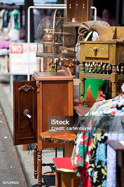 Acera O Venta De Garaje Foto de stock y más banco de imágenes de Tienda de artículos de segunda mano - Tienda de artículos de segunda mano, Venta de garaje, Rastro